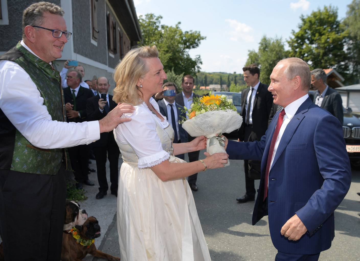 Путин подарява букет на Карин Кнайсъл